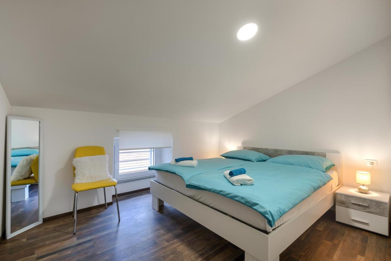 Hana - Attic Apartment In City Center Pula Exterior foto